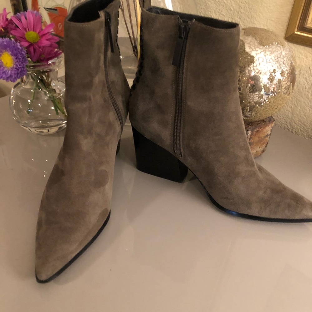 Size 6 like new Kendall + Kyle suede 👢
